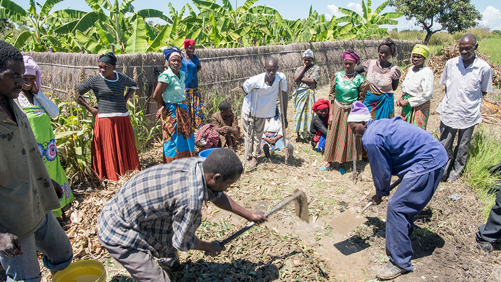 KODO – Biolandwirtschaft , Kursteilnehmenden werden während ihrer Ausbildung bei KODO in Biolandbau geschult. Hier findet ein Training zur Kompostherstellung statt