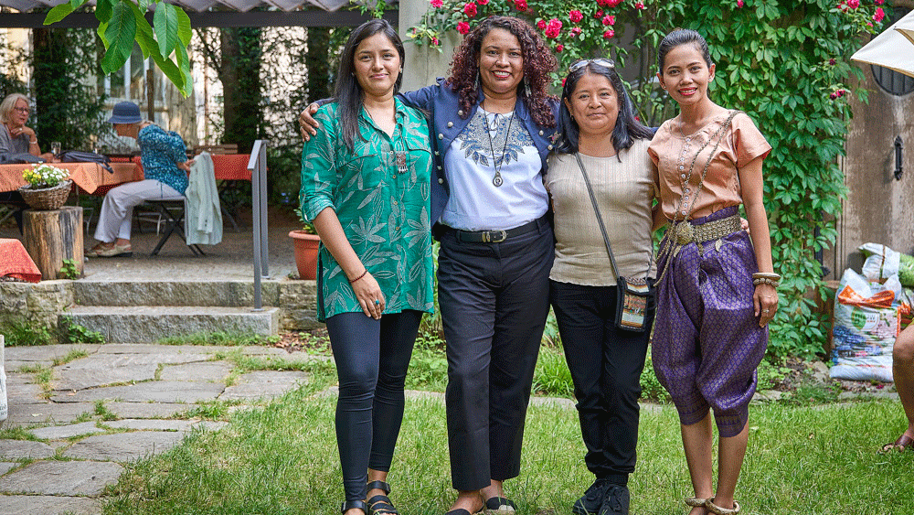 Die vier Projektleiterinnen Katya aus Peru, MariJe aus Nicaragua, Carmen aus Peru und Bee aus Kambodscha