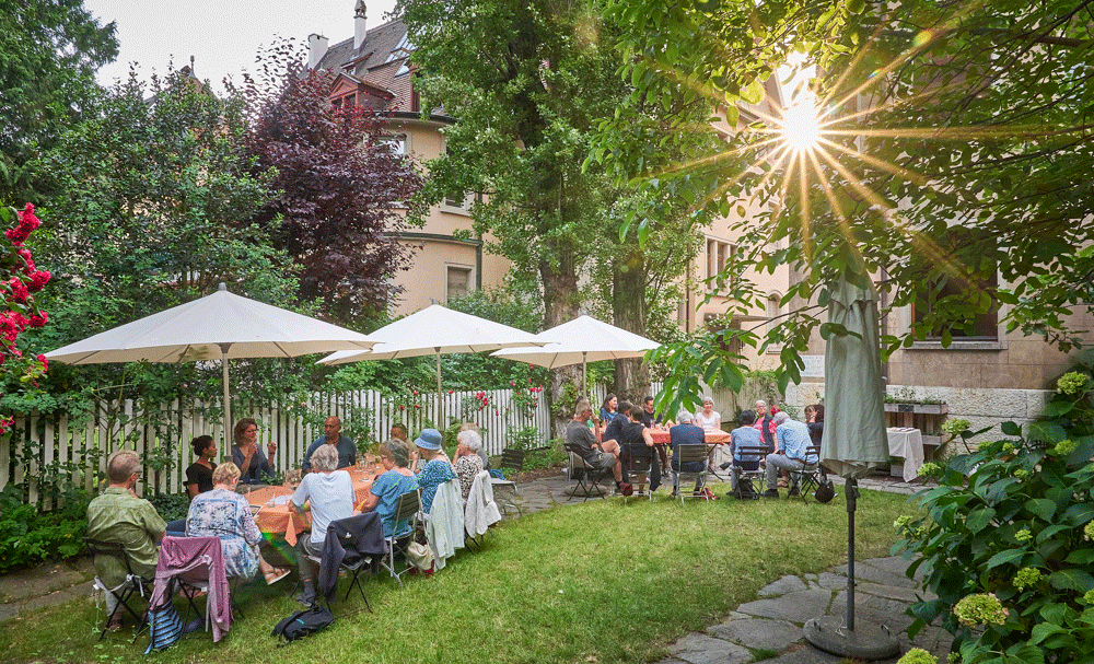 Das World-Café im Garten von Crescenda in Basel
