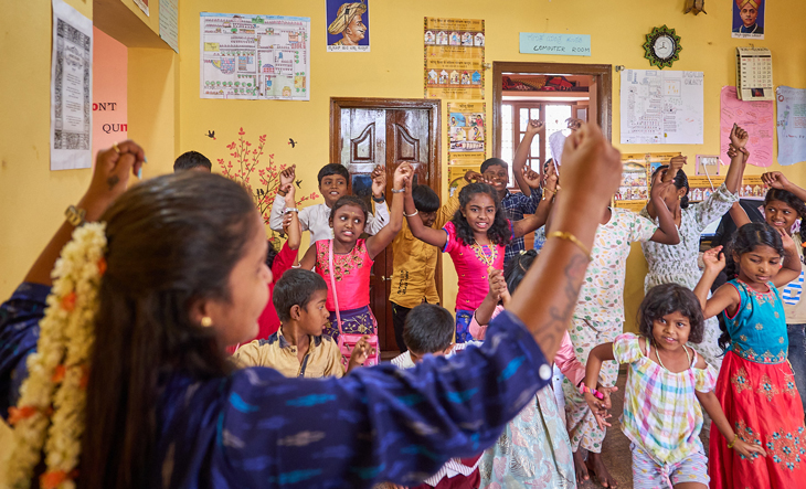 Kinderbetreuung, SIEDS-Mitarbeiterin tanzt mit den Kindern
