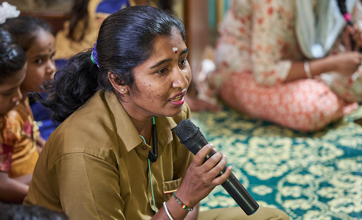 Taxifahrerin erzählt von ihren Erfahrungen als Frau in Indien 