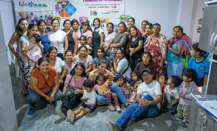 Group photo of Pioneras with their children and the two IDEMNNA project coordinators 